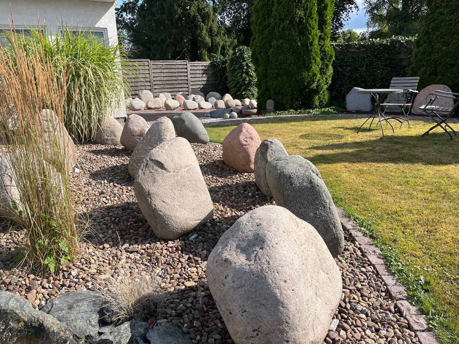 Findlinge und Natursteine in einer Gartenanlage